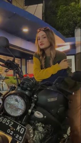 Yamaha XSR155 Lady Bikers
