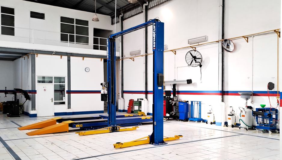 OtoXpert Auto2000 Rungkut Surabaya