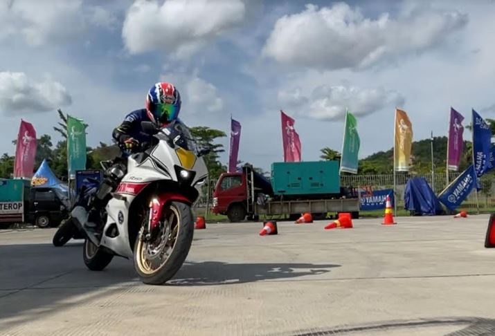 blu cru yamaha R15 Otoplasa Bikers Yamaha R15 Connected