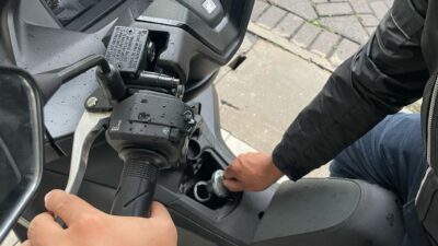 cek tangki bbm motor di depan Otoplasa Mudik Tenang